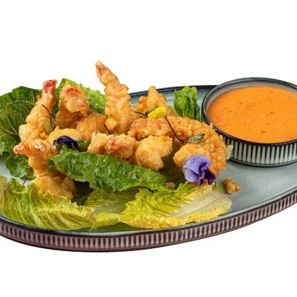 Креветки темпура с ромейном и соус спайс