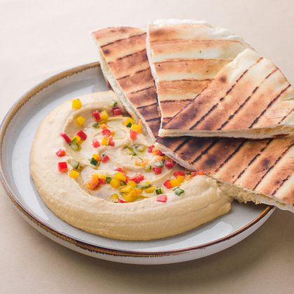 Хумус с турецкой лепешкой
