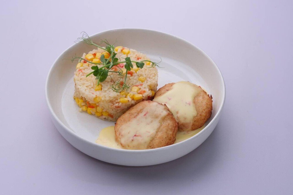 Куриные котлеты с рисом под сырным соусом