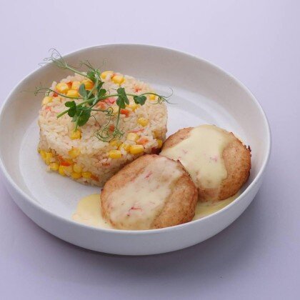 Куриные котлеты с рисом под сырным соусом