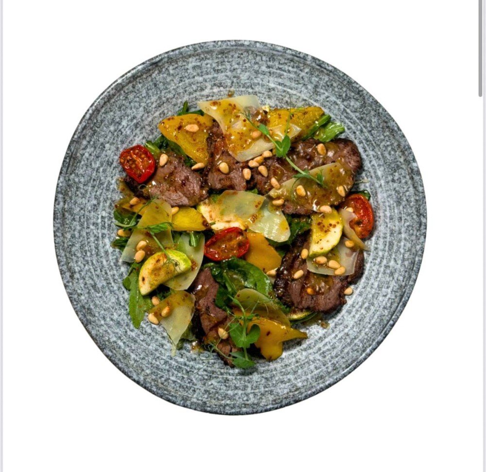 Салат с ростбифом и овощами гриль