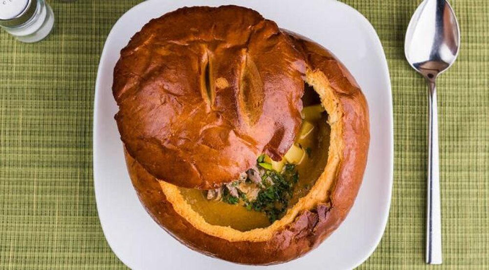 Куриный крем-суп в хлебном горшочке