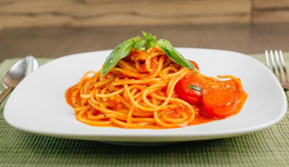Спагетти в томатном соусе с базиликом