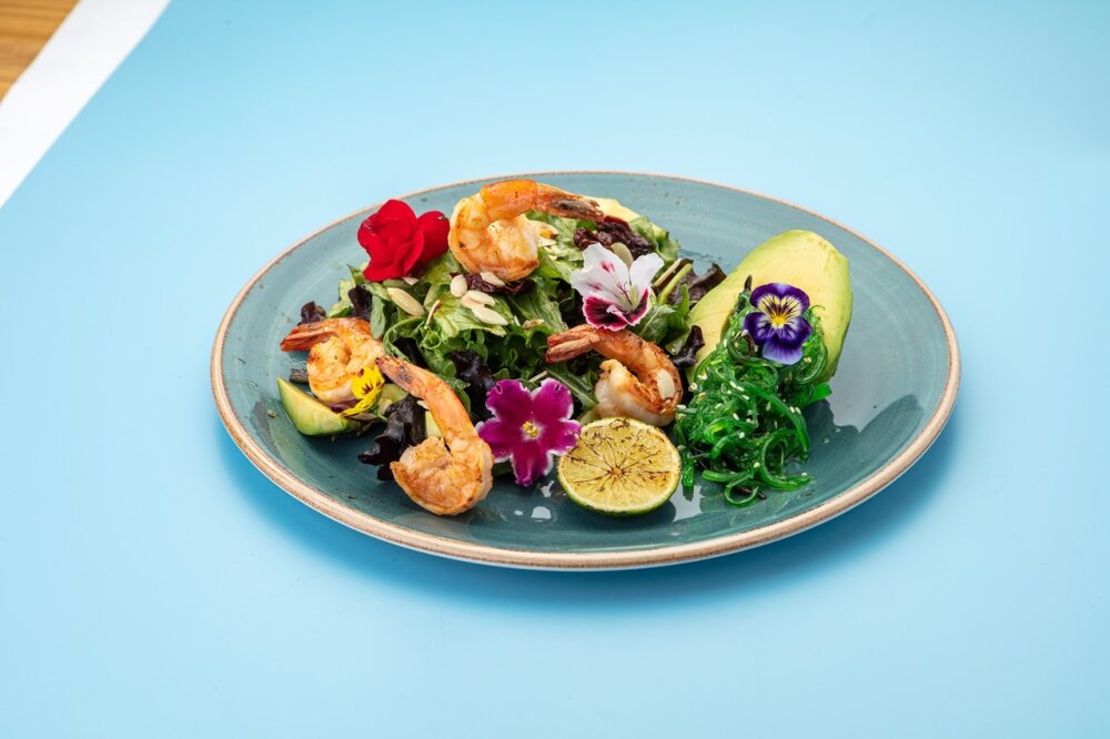 Фирменный салат с креветками, авокадо и чукой