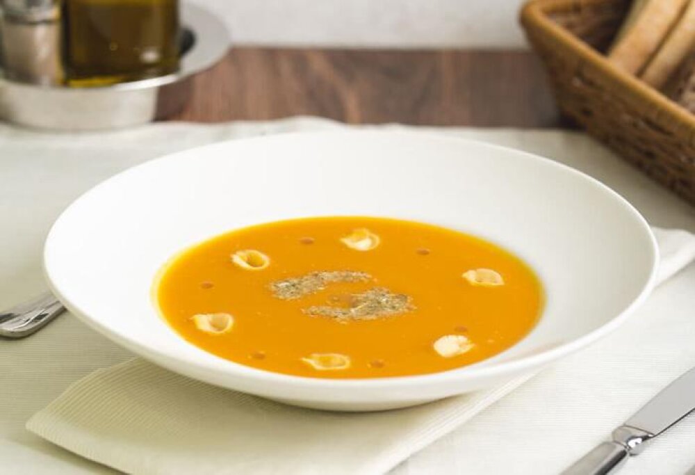 Суп из печеной тыквы с трюфельным маслом и тортеллини и рикоттой