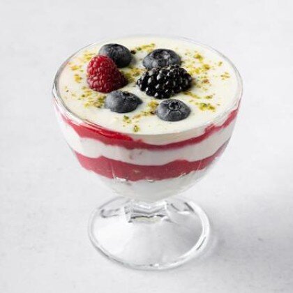 Йогурт с домашней гранолой, малиновым пюре и абрикосом