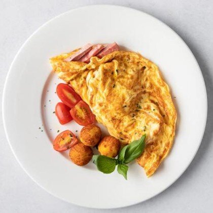 Омлет с колбасным ассорти