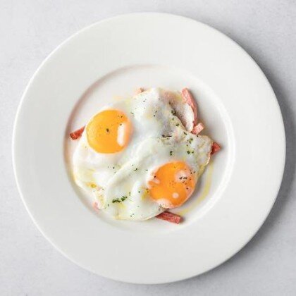 Яичница с колбасным ассорти