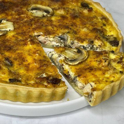 Киш с курицей и грибами 24 см. На 10 персон.