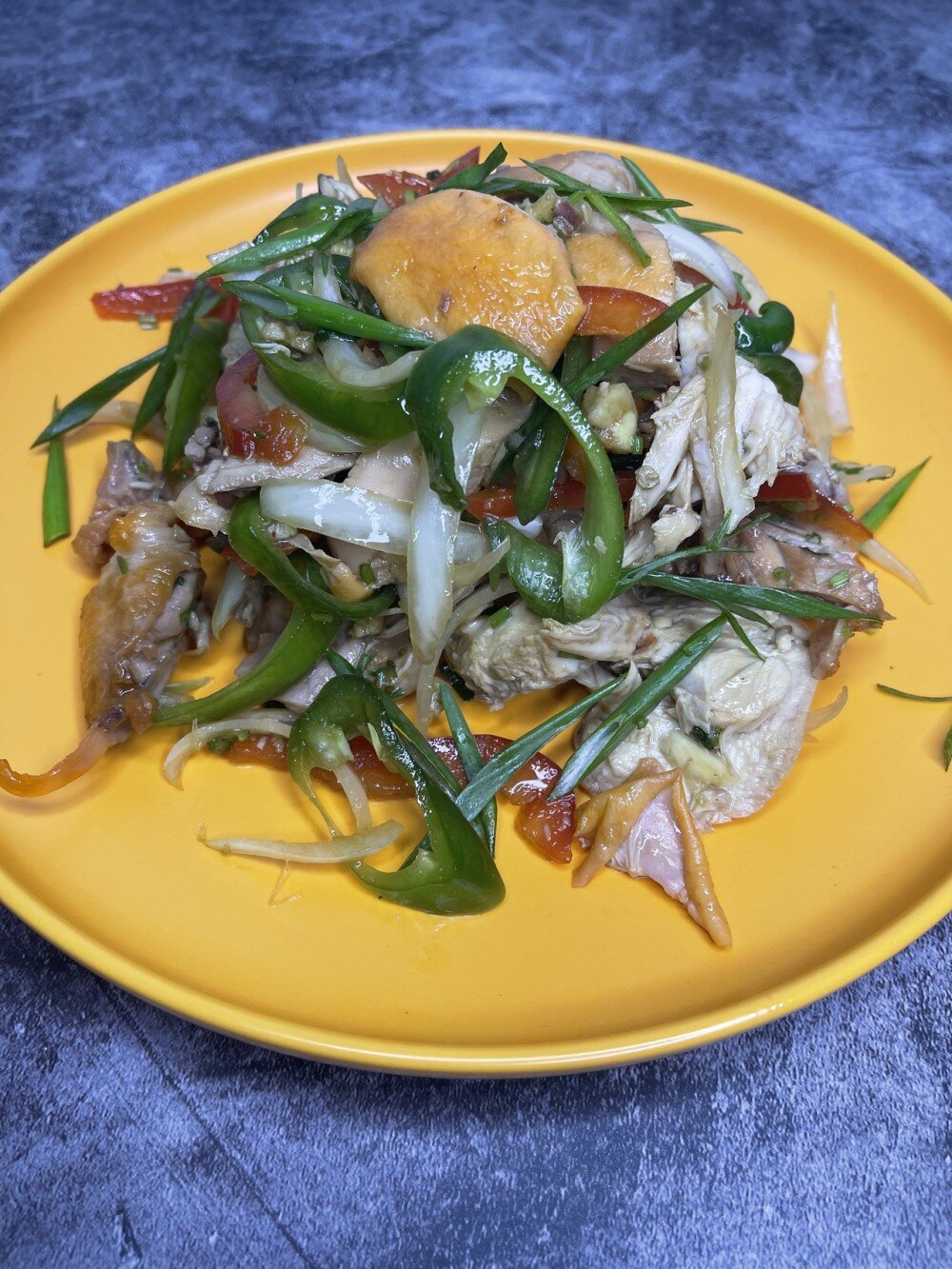 Острый салат из курицы