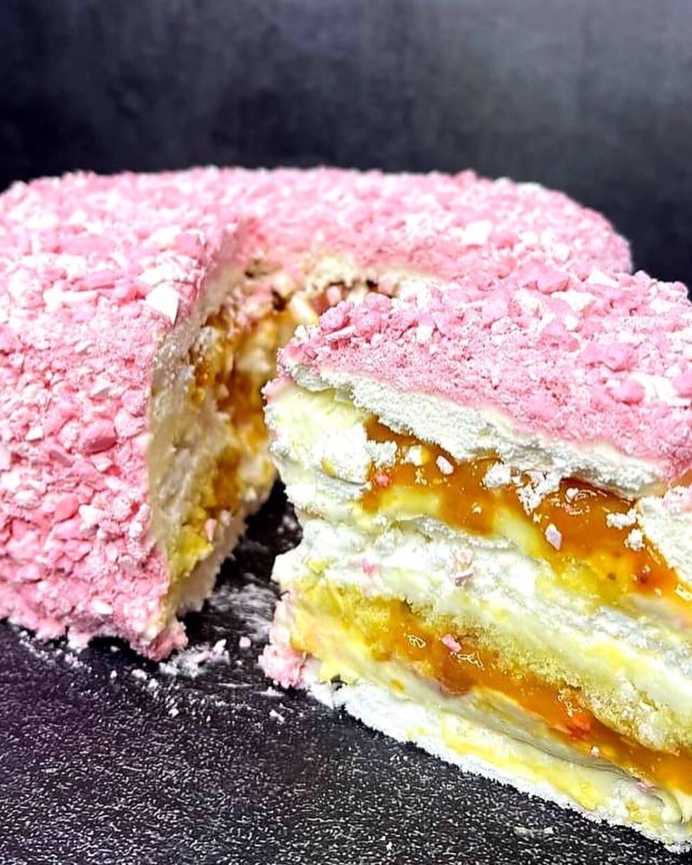 МЕРЕНГОВЫЙ тортик с начинкой из манго, персика и клубнички.