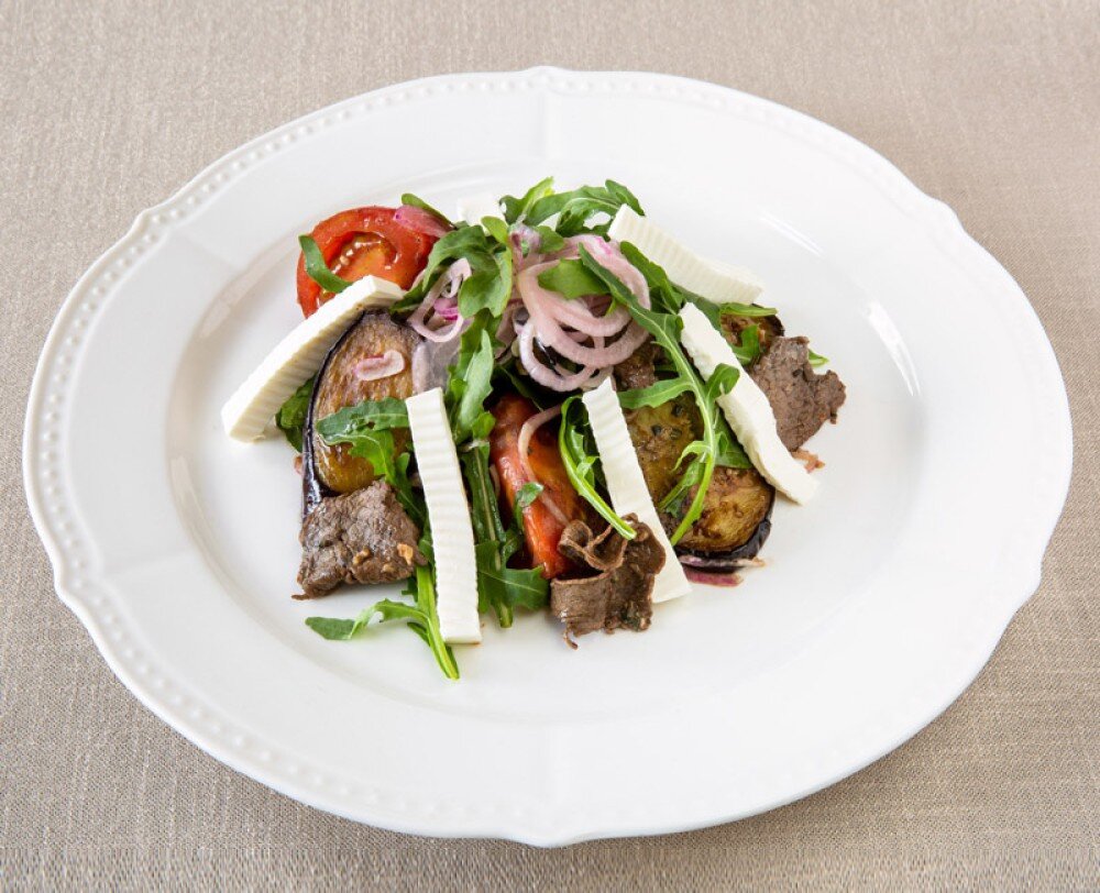 Салат "Carne con melanzane"