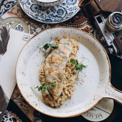 Грудка куриная с ризотто и белыми грибами