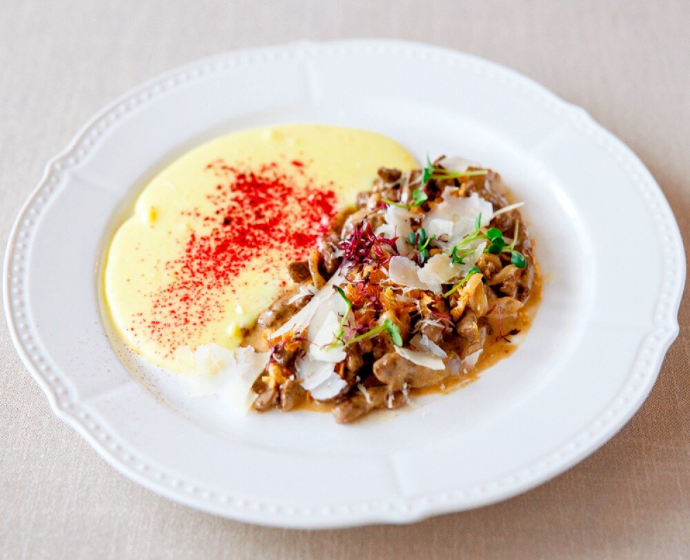 Беф-строганов с белыми грибами и картофельным кремом