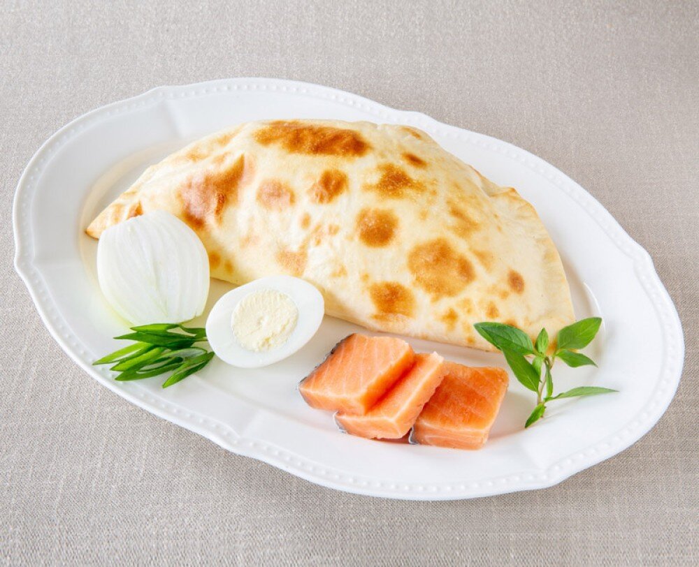 Кальцончини с красной рыбой