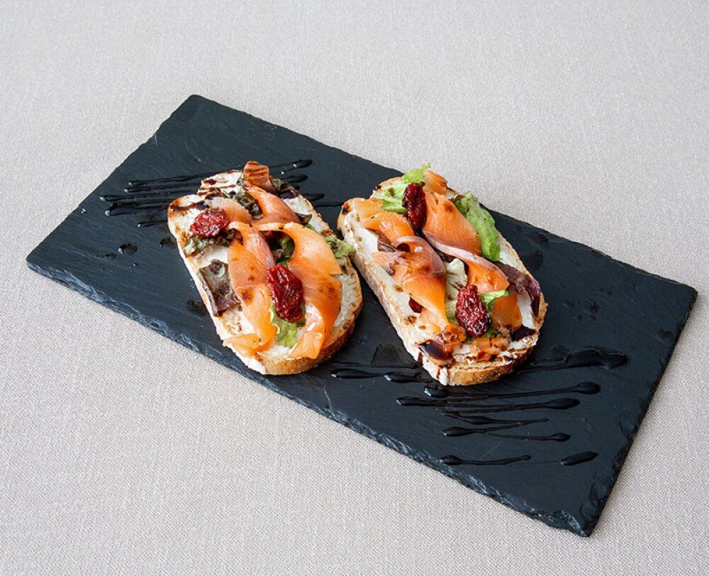 Брускетта с семгой и нежным сливочным сыром