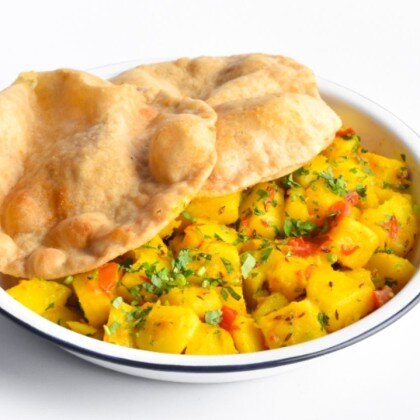 Бомбейлік картоп пен пури наны