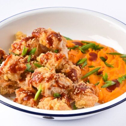 Көкөніс пюресі мен ащы тұздық қосылған қытырлақ тауық еті