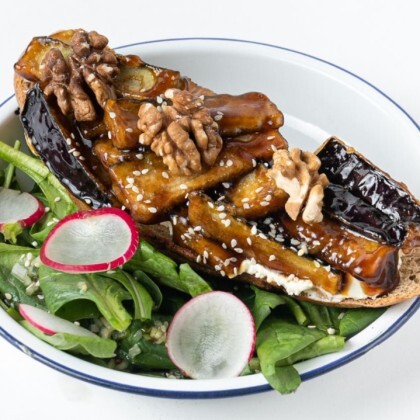 Терияки тұздығындағы баклажан брускеттасы