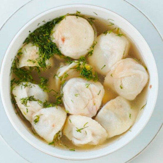 Пельмени домашние с бульоном