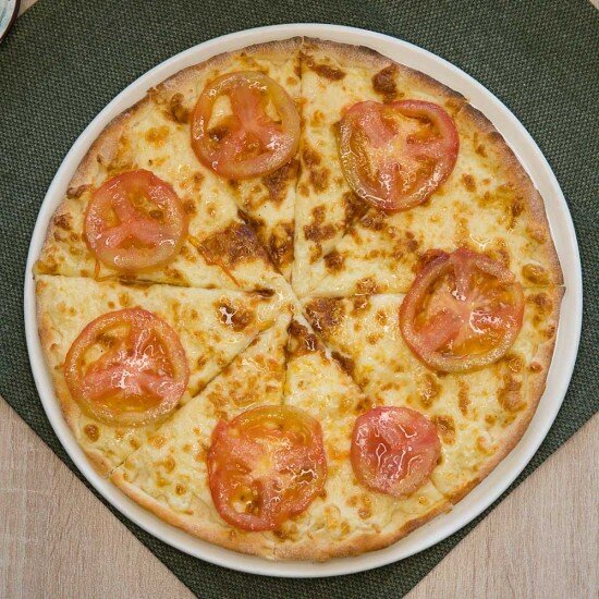 Пицца с помидорами