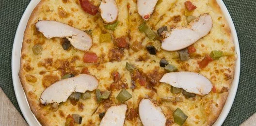 Пицца с курицей и овощами