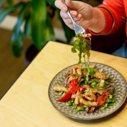 Салат с курицей в кисло-сладком соусе