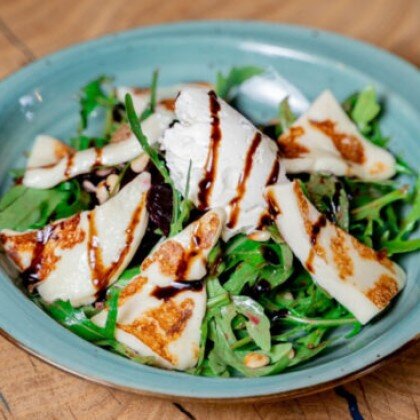 Салат с запеченной свеклой и халуми