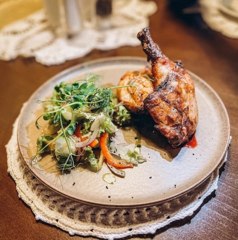 Пол цыпленка со свежим салатом