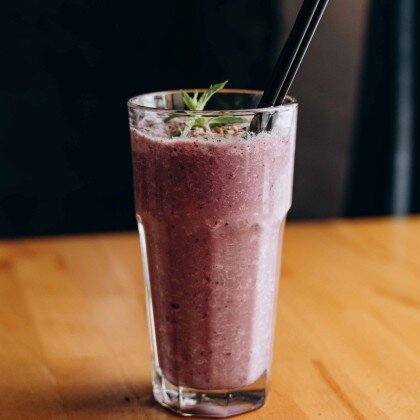 Смузи ежевика банан на миндальном молоке