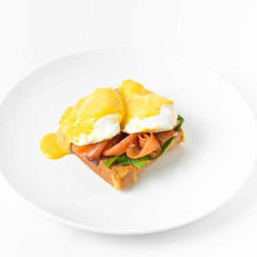 Тұздалған лосось қосылған Бенедикт жұмыртқасы