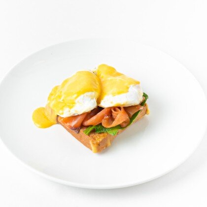 Тұздалған лосось қосылған Бенедикт жұмыртқасы