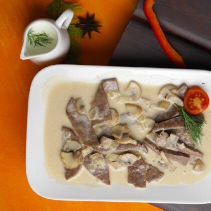 Язык в грибном соусе