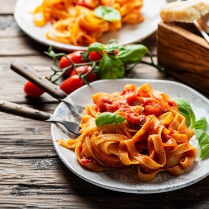 Феттучини с томатами и базиликом