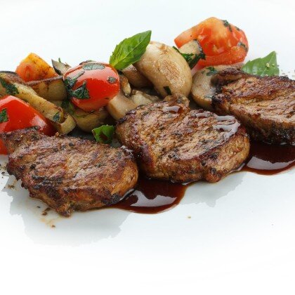 Говяжьи медальоны с овощами