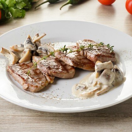 Медальоны в сливочно-грибном соусе