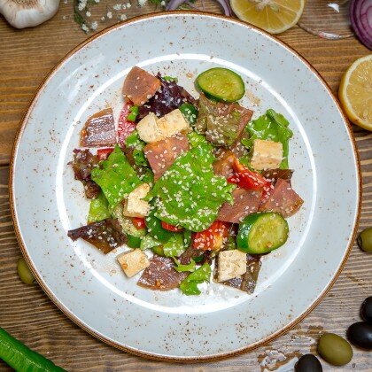 «Mizuna» микс салат, фетакса и нежное отварное мясо  заправленный легким соевым соусом