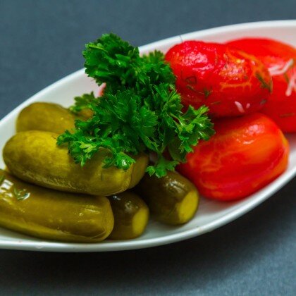 Малосольные огурцы-помидоры