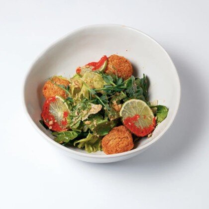 Салат с крокетами из семги