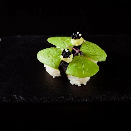 Суши с авокадо