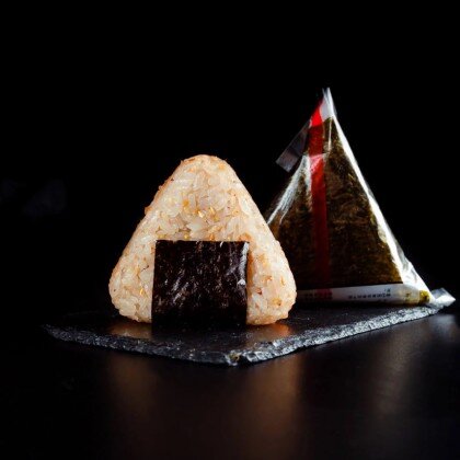 Онигири с лососем