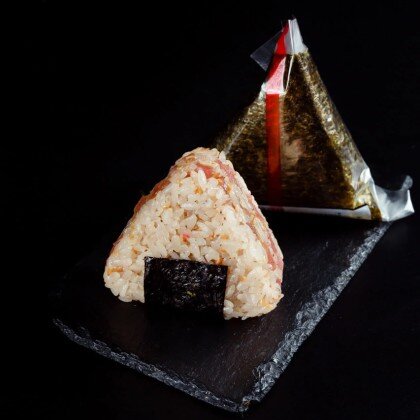 Онигири с тунцом