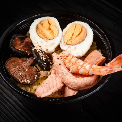 Рамен с семгой и креветкой