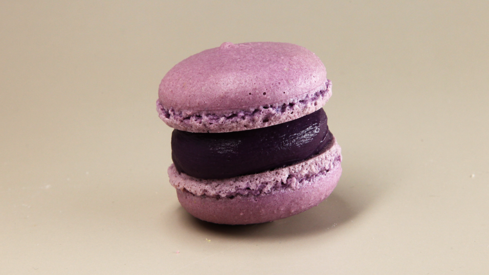 Macaron Čierna ríbezľa/jogurt