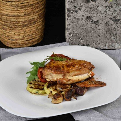 Куриная грудка на гриле с овощами