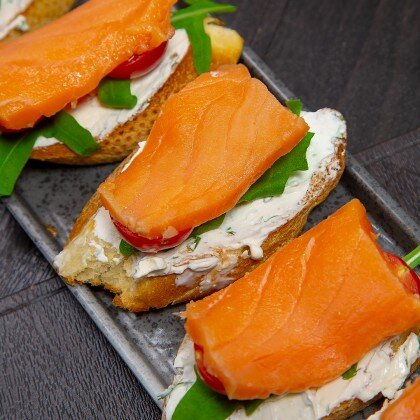 Брускетта с лососем