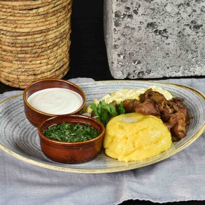 Токана из свиной шеи с мамалыгой и скробом