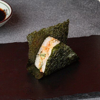 Онигири с лососем гриль