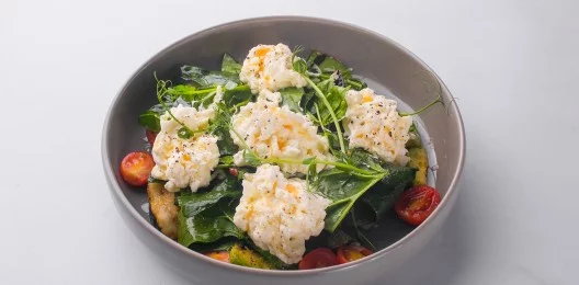 Салат с сыром страчателла
