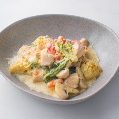 Курочка с овощами под сливочным соусом